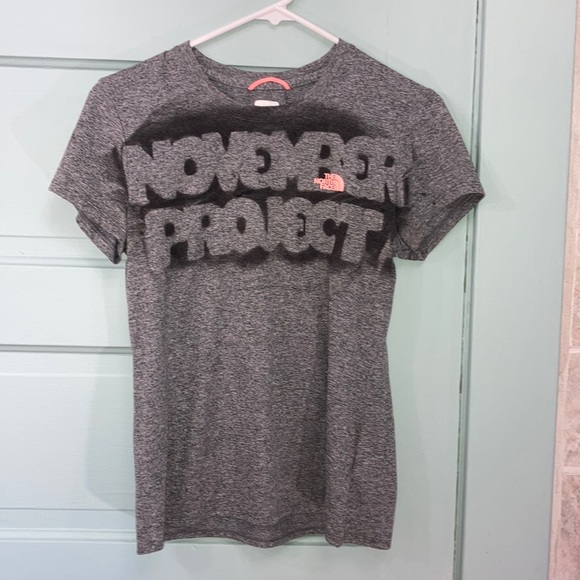 North Face Jacket and 2 tees M - Picture 5 of 5